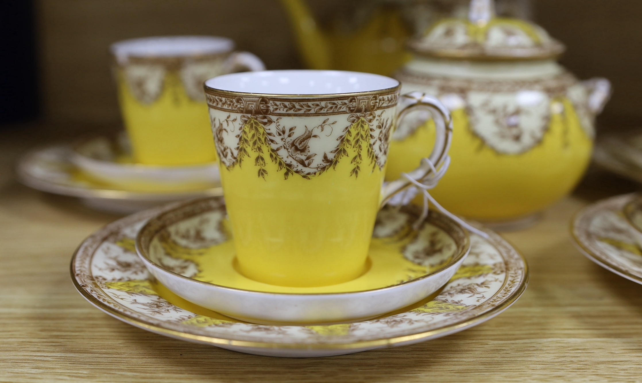 A yellow ground Worcester porcelain tea set